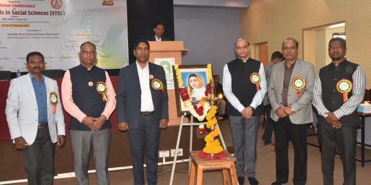 सामाजिक शास्त्रांमध्ये बहुविषयक संशोधन आवश्यक: कुलगुरू डॉ. दास