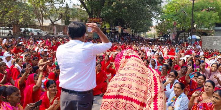 अंगणवाडी कर्मचाऱ्यांचा जिल्हाधिकारी कार्यालयावर मोर्चा