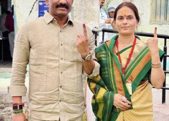 आमदार सचिन कल्याणशेट्टी यांच्यासह सपत्नीक मतदानाचा हक्क, बजविला