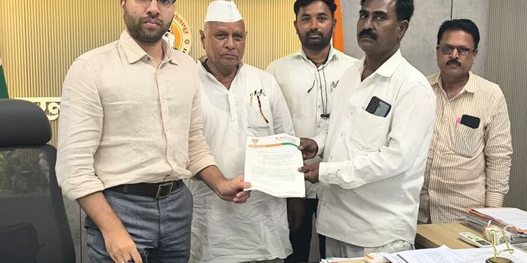 रोजगार हमीतील डेटा एंट्री ऑपरेटरच्या कामकाजाची चौकशी करून बदलीची मागणी
